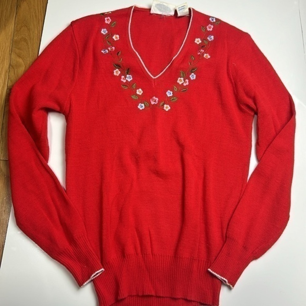 Northern Isles red‎ embroidered flower pullover sweater